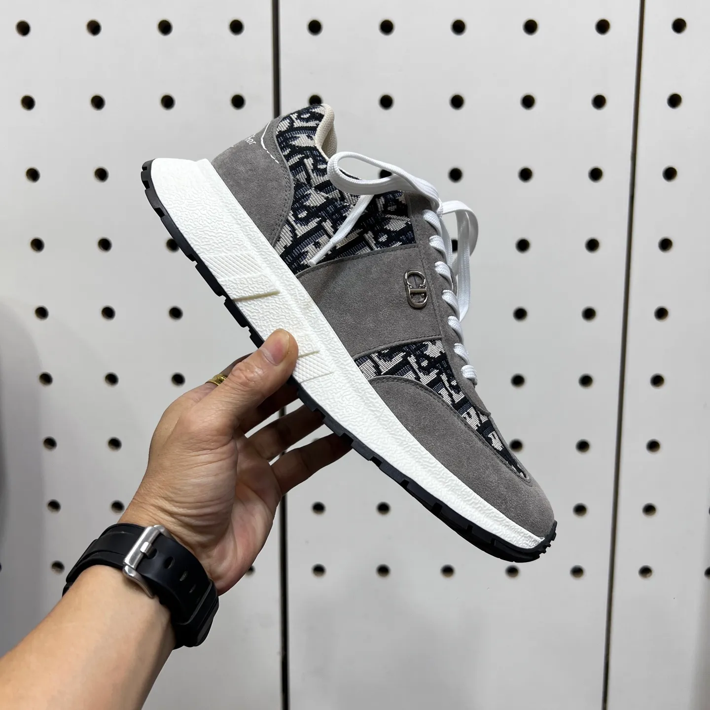Factory price: 438💰【DIAo·Dior】Original quality.~ Unique modern style sneakers. 🏃A must-have casual shoe for trendy men😍😍 Original brand imported from Italy, imported original leather, sheep lining (refuses to discolor and grind feet) Sole: Original sole provided by the original factory, French lazy style design ⚠️Fit to the feet, original quality, super comfortable original sole. It’s like shooting the real thing 🎬The real thing is better, high-quality sneakers, size: 38-44, custom-made 45